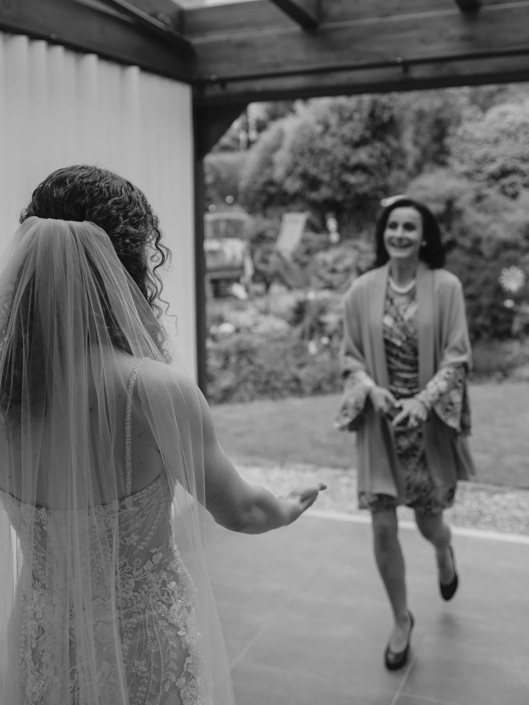 First Look der Braut mit ihren Gästen. emotionale Hochzeitsfotos.