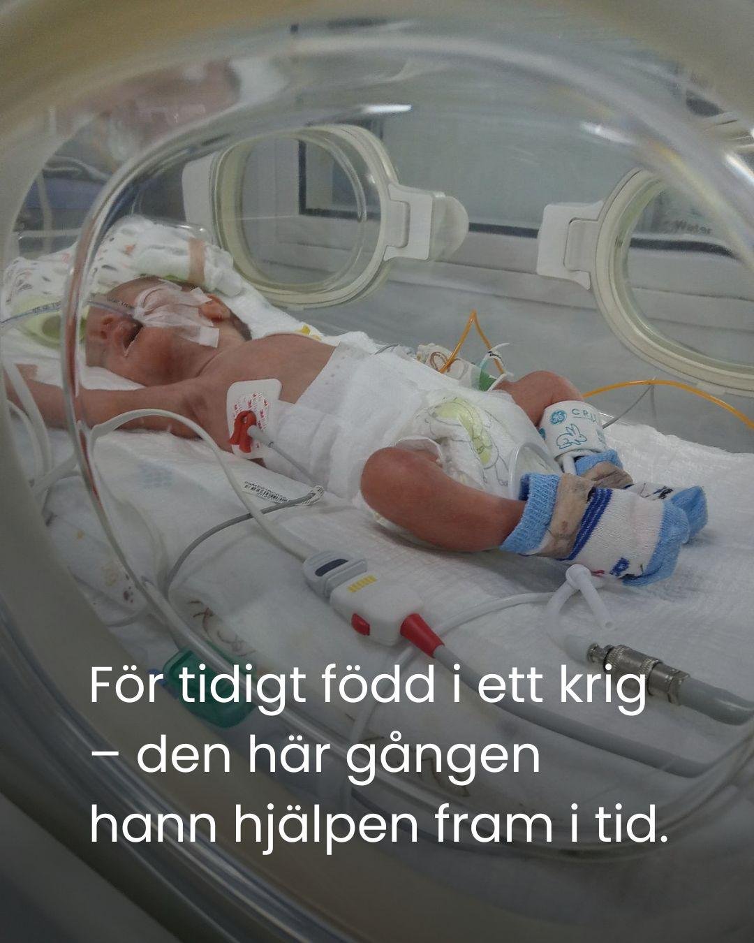 Mitt i kriget k&auml;mpar detta f&ouml;r tidigt f&ouml;dda barn f&ouml;r sitt liv, beroende av en intubationsslang i mini-format. N&auml;r sjukv&aring;rden saknar resurser kan varje liten del avg&ouml;ra mellan hopp och f&ouml;rtvivlan. 
Tack vare @m