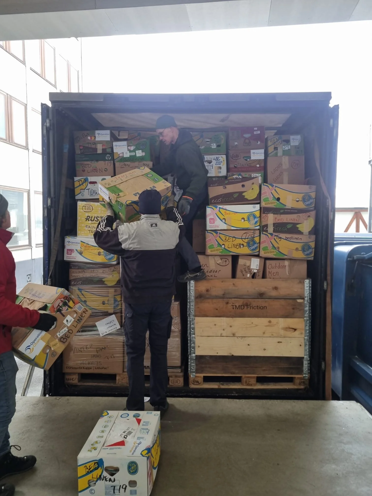 Dags igen &ndash; Begoma lastbil #20 &auml;r nu lastad! 🚛

Idag fylldes den i Stockholm med bland annat:
* V&aring;tservetter (cirka &frac14; miljon) och sjukv&aring;rdsf&ouml;rn&ouml;denheter
* Brandsl&auml;ckare (14 pallar)
* Lyftremmar, b&aring;r