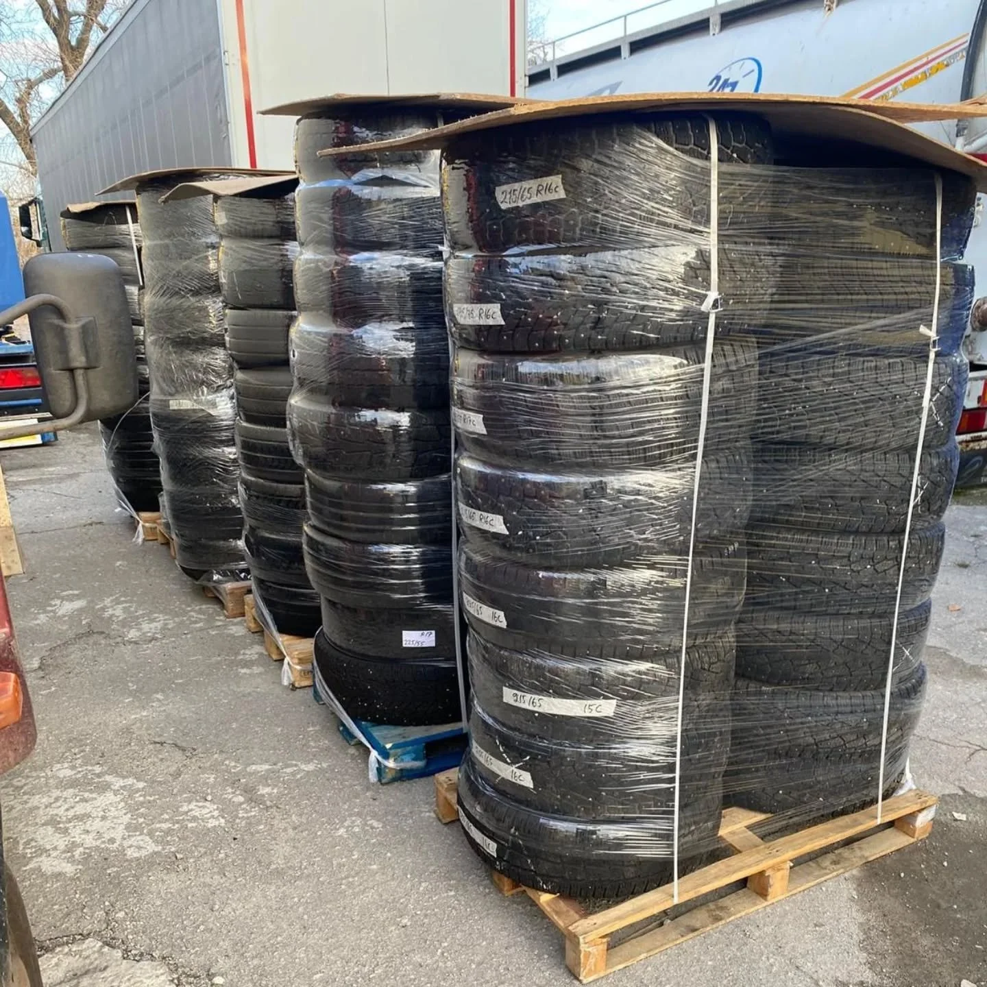 D&auml;ck &ndash; en viktig pusselbit

Bakom varje fordon vid fronten finns m&aring;nga som bidrar.

Stort tack till alla akt&ouml;rer inom den svenska d&auml;ckbranschen &mdash; fr&aring;n Ystad till Sundsvall &mdash; som via oss har donerat d&auml;