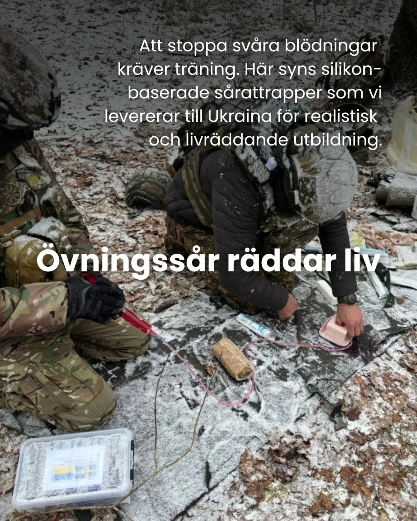 &Ouml;vningss&aring;r r&auml;ddar liv!

F&ouml;r att kunna stoppa sv&aring;ra bl&ouml;dningar n&auml;ra fronten kr&auml;vs tr&auml;ning. Genom realistiska &ouml;vningss&aring;r kan b&aring;de soldater och civila i Ukraina tr&auml;na p&aring; livr&aum