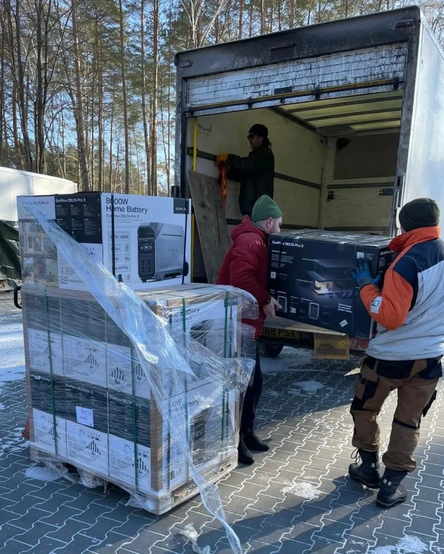 Vinterns terrorattacker har slagit h&aring;rt mot den ukrainska elf&ouml;rs&ouml;rjningen.

V&aring;ra sm&aring;l&auml;ndska v&auml;nner Power Up Ukraine kom till unds&auml;ttning med 10 stora batteripaket &ndash; EcoFlow Delta Pro 3.

Inom 48 timmar