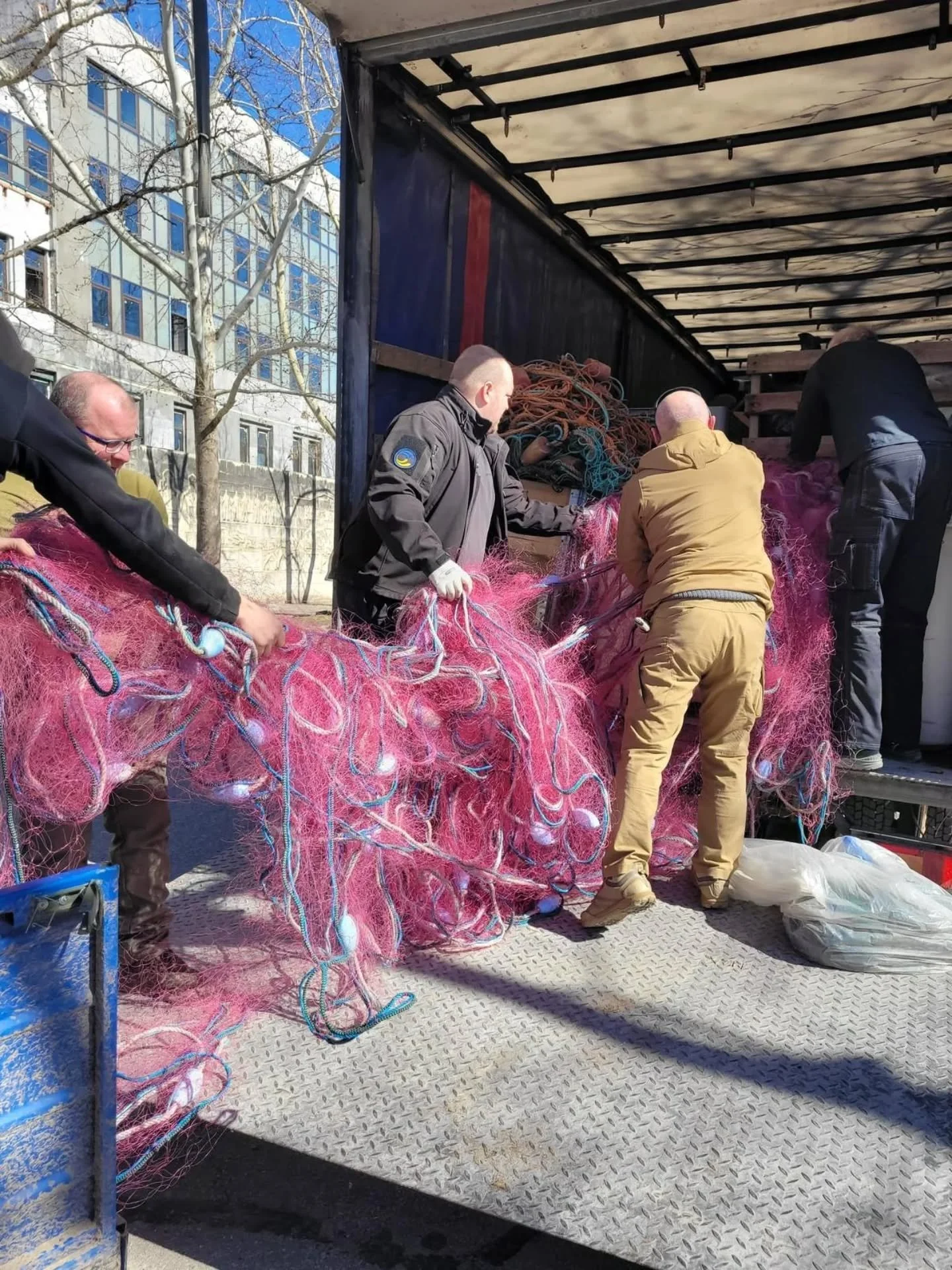 Fyra avg&aring;ende leveranser med 48 ton p&aring; samma dag. 

Fyra l&aring;ngtradare l&auml;mnar sina avg&aring;ngsplatser p&aring; v&auml;g mot Ukraina och v&aring;rt lager.

🔵 Nybro, tidig morgon &ndash; fisken&auml;t, verktyg, d&auml;ck, textil