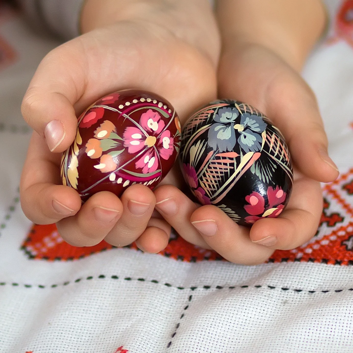 I Ukraina &auml;r p&aring;sk&auml;gget inte bara ett &auml;gg.

Det &auml;r en tradition som har burits i generationer. Handm&aring;lade m&ouml;nster &ndash; pysanky &ndash; som symboliserar liv, skydd och hopp.

I generationer har de getts till fami