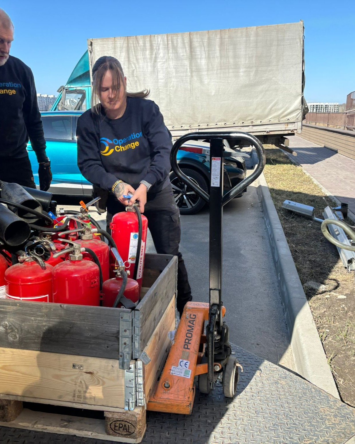 V&auml;rldens uppm&auml;rksamhet flyttar sig. Behoven g&ouml;r det inte.

FN livsmedelsprogram varnar nu f&ouml;r att kriget i Mellan&ouml;stern redan drar resurser bort fr&aring;n Ukraina. Samtidigt lever m&auml;nniskor kvar l&auml;ngs frontlinjen u