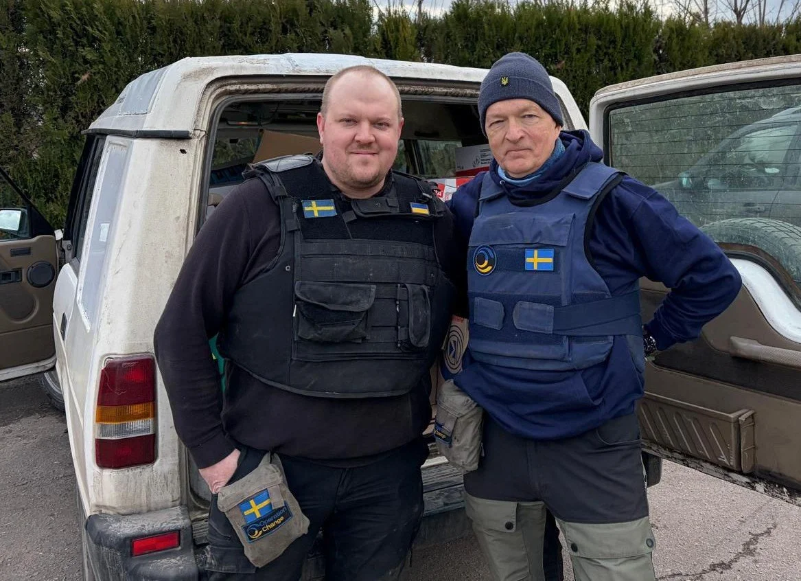 Det finns m&auml;nniskor som v&auml;ljer att &aring;ka till Ukraina f&ouml;r att hj&auml;lpa till.
Inte f&ouml;r att det &auml;r enkelt &ndash; utan f&ouml;r att det beh&ouml;vs.

V&aring;ra volont&auml;rer &auml;r p&aring; plats i &ouml;stra Ukraina