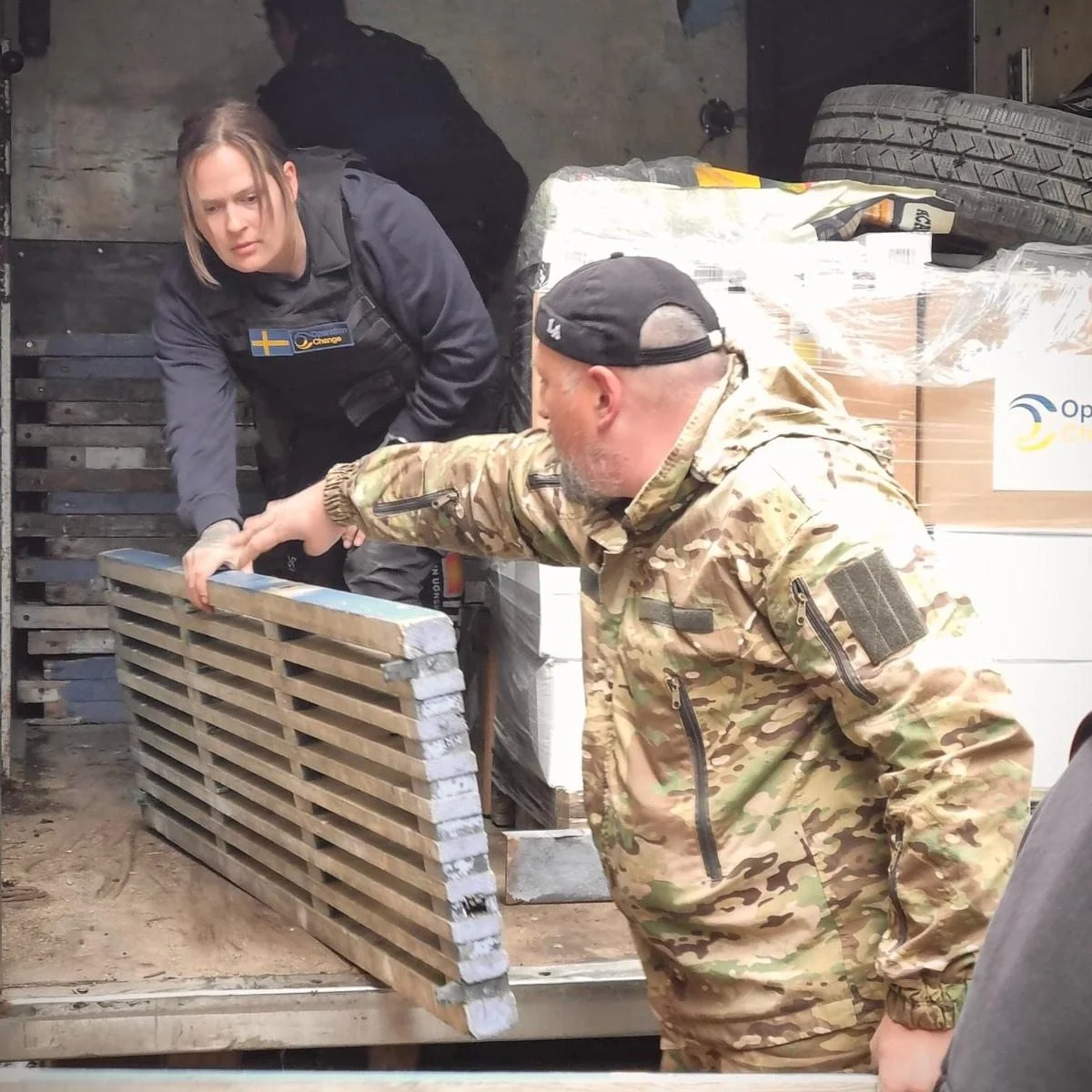 Fr&aring;n frontn&auml;ra sjukv&aring;rd till leveranser bakom frontlinjen.

I v&aring;rt senaste nyhetsbrev f&ouml;ljer du arbetet bakom 104 ton hj&auml;lps&auml;ndningar (april), m&ouml;ter m&auml;nniskorna som lever mitt i kriget och f&aring;r en 