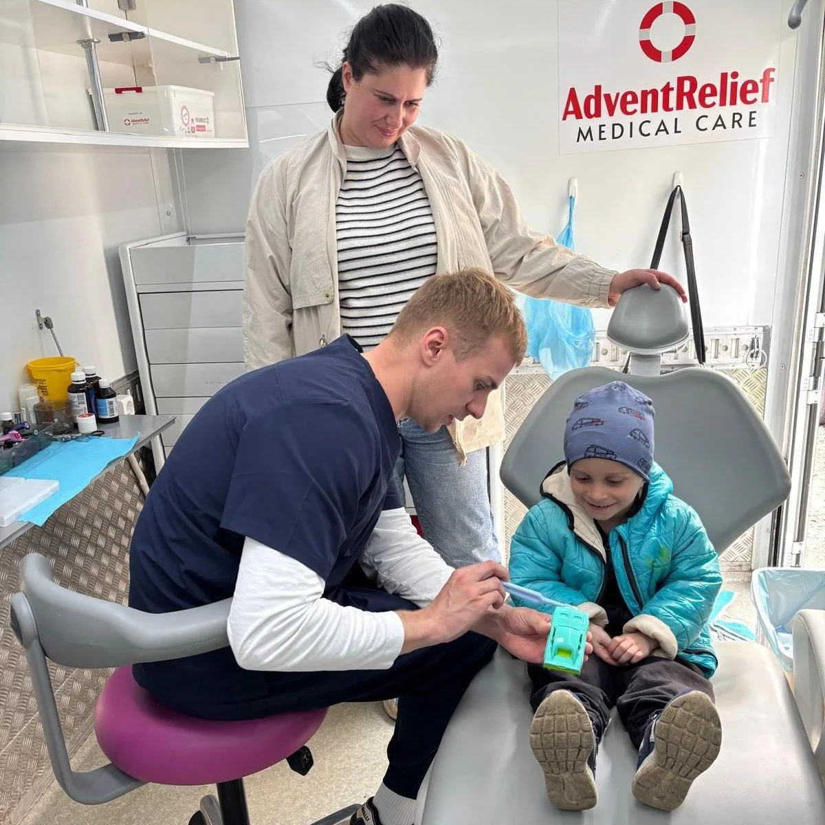🦷💙 Fr&aring;n en tandborste till ett leende.

I Kharkiv driver AdventRelief en kostnadsfri tandv&aring;rdsklinik f&ouml;r krigsdrabbade ukrainare &ndash; barn, &auml;ldre och soldater som annars riskerar att st&aring; utan tandv&aring;rd.

Bakom va