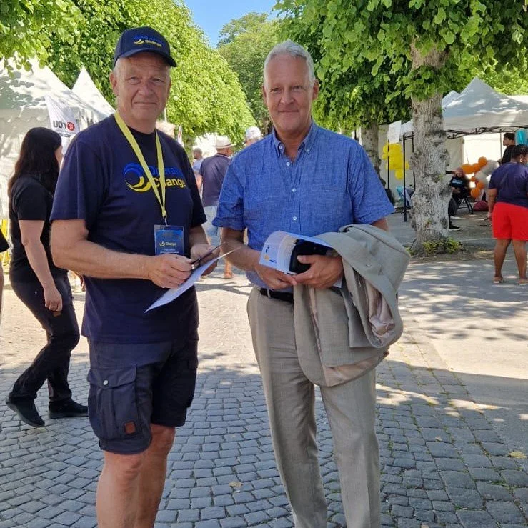 Under Almedalsveckan har vi delat ut &ouml;ver 2 500 flyers fr&aring;n v&aring;rt t&auml;lt. Men det viktigaste &auml;r inte antalet &ndash; utan alla de samtal de lett till. Varje m&ouml;te &auml;r en m&ouml;jlighet att &ouml;ka f&ouml;rst&aring;els