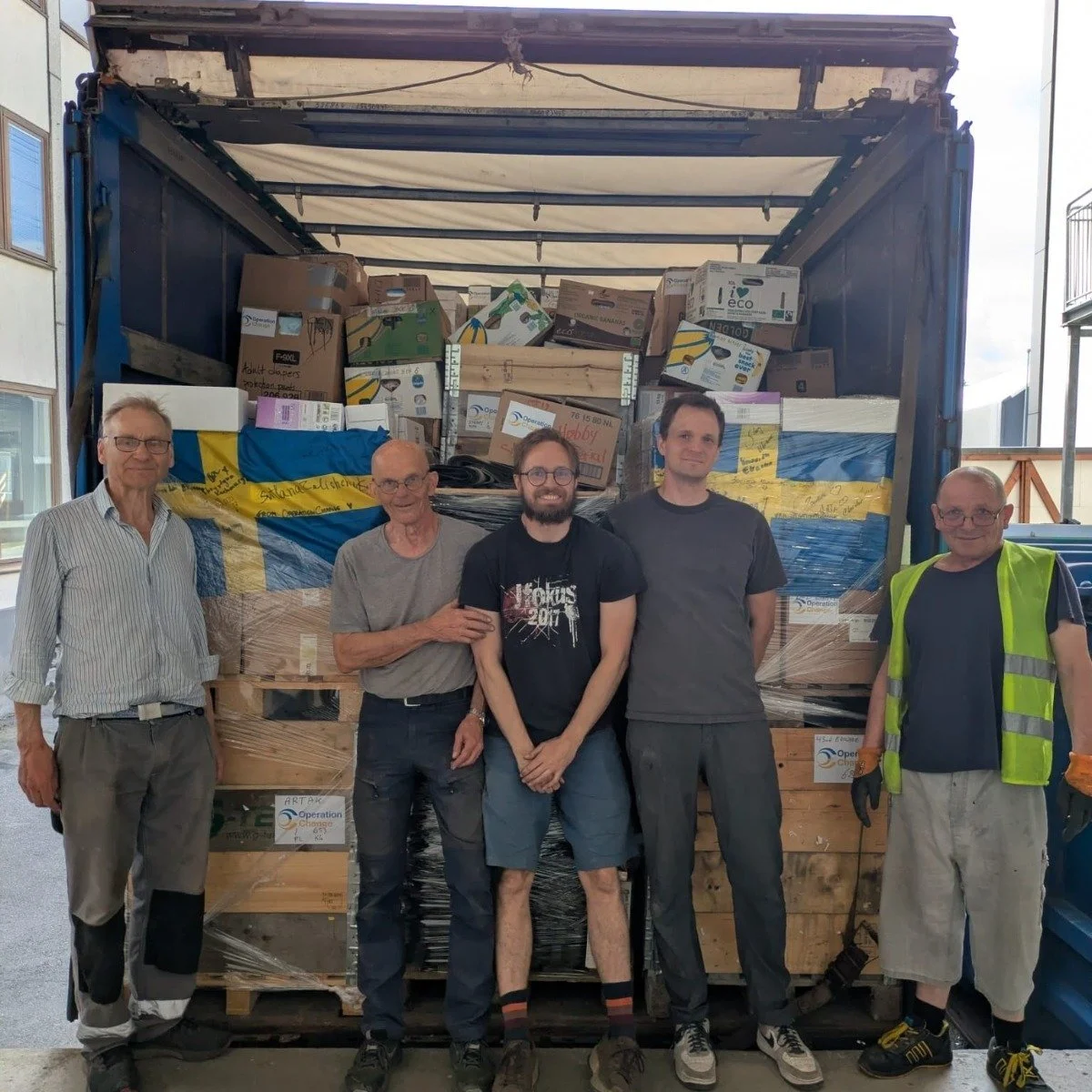 &Auml;nnu en hj&auml;lps&auml;ndning med hela 22,2 ton livsviktiga f&ouml;rn&ouml;denheter till Ukraina har l&auml;mnat Stockholm.

Bland lasten finns tv&aring; pallar som ni ser p&aring; bilden, tillsammans packade av Ukrainas ambassad&ouml;r i Sver