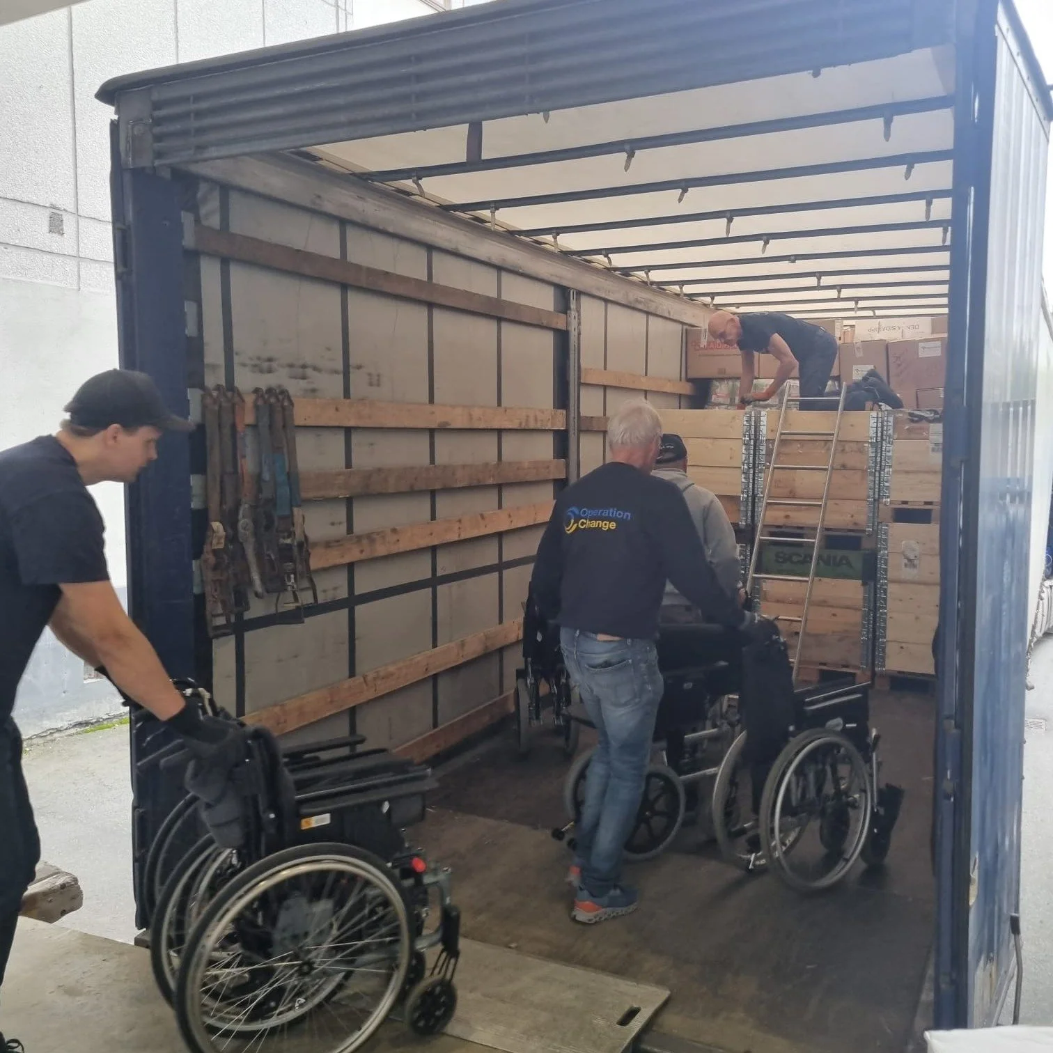S&aring; h&auml;r ser det ut n&auml;r vi fyller en transport till Ukraina.

Vi f&aring;r just nu in m&aring;nga g&aring;vor fr&aring;n givare runt om i Sverige. Lastbilen fylls med produkter som vi levererar utifr&aring;n identifierade behov i Ukrain