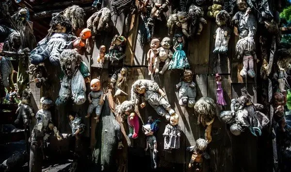 Island of the Dolls (Book 4 of World’s Scariest Places)