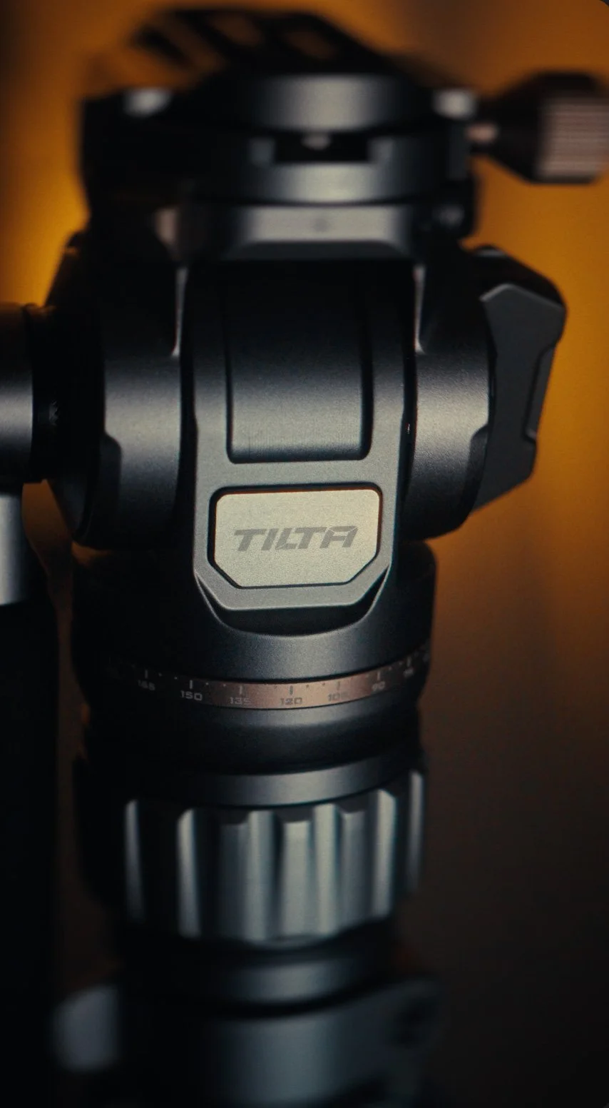 Fotografía de producto Tilta, cabezal de trípode profesional en luz ambiental dorada