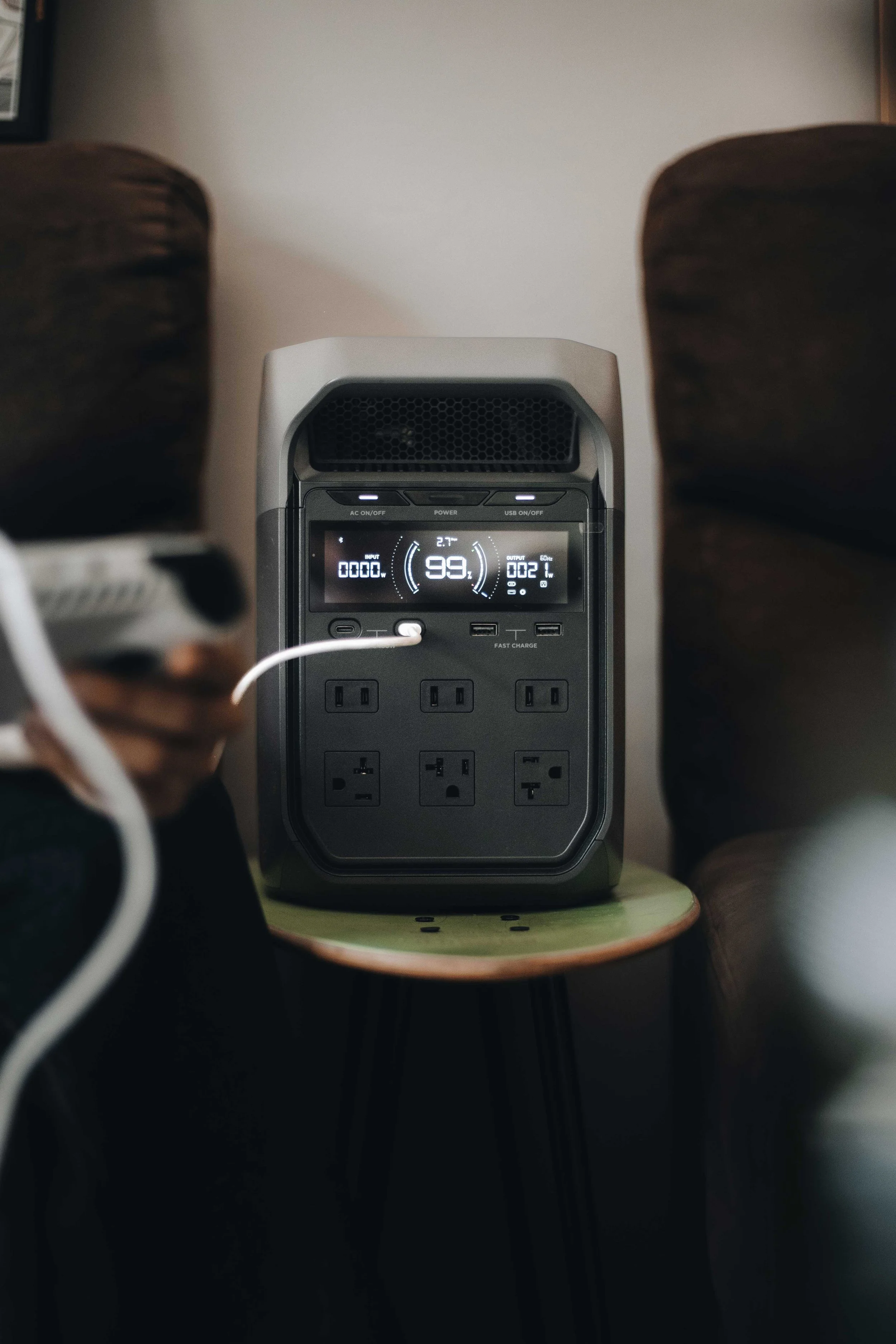 Fotografía comercial EcoFlow, estación de energía portátil en ambiente interior