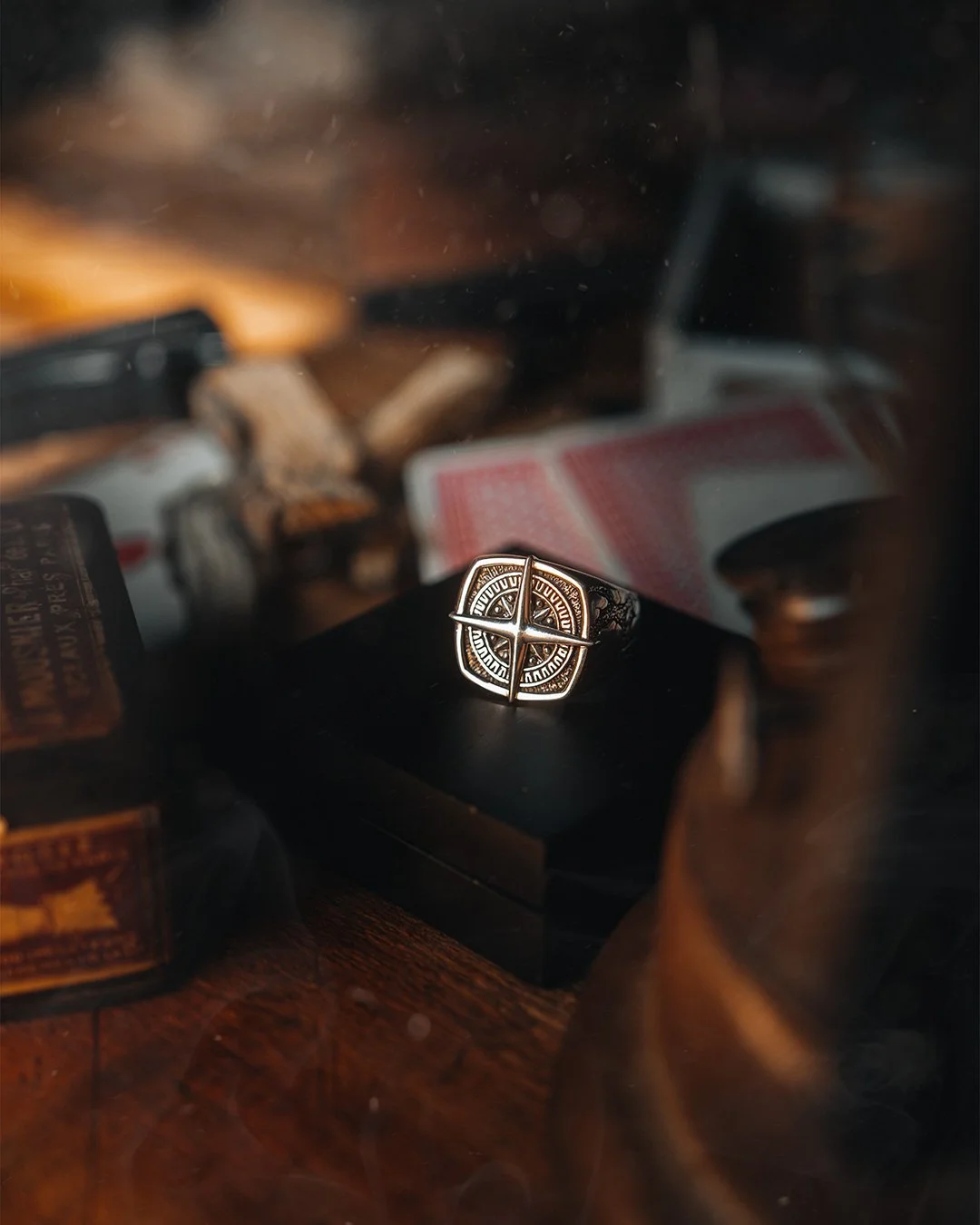 Fotografía de joyería Clocks and Colours, anillo plata con diseño de brújula sobre caja negra