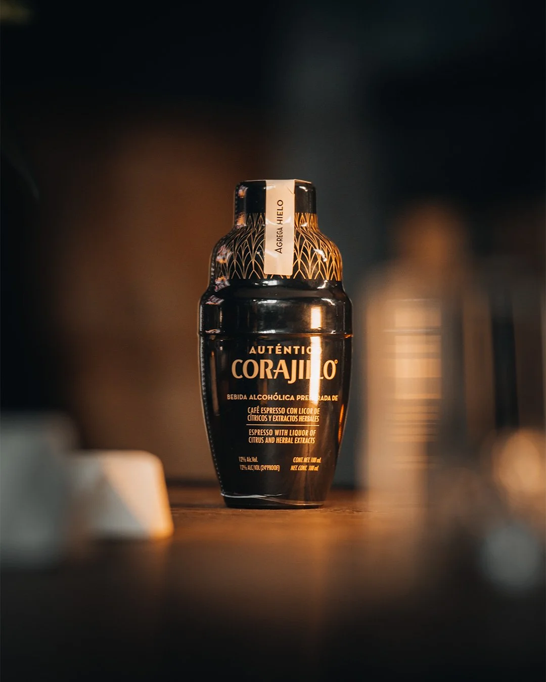 Fotografía de producto Auténtico Corajillo, botella de bebida en iluminación dramática