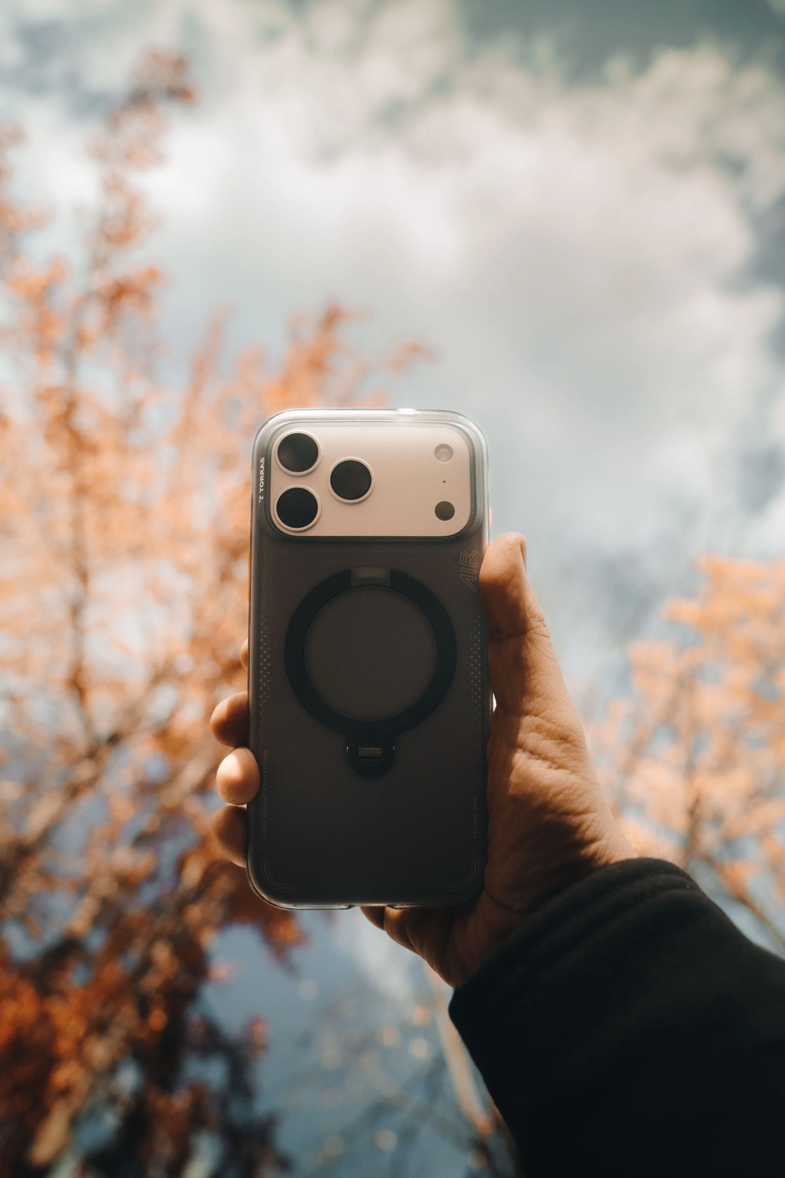 Fotografía comercial Torras, funda MagSafe para iPhone con fondo de cielo otoñal