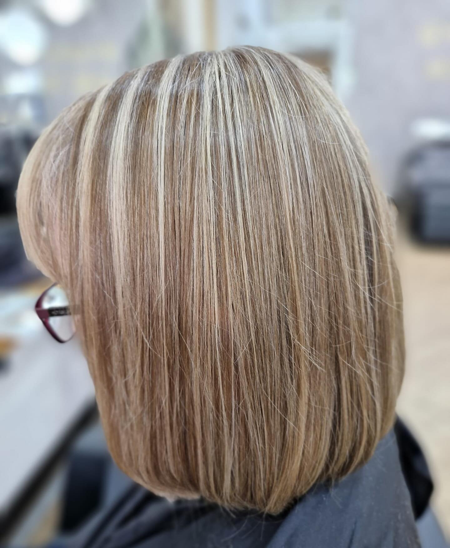 1/2 head highlight with added lowlights, toner, cut and blowdry by Lisa 
&gt;&gt;&gt;swipe for before&gt;&gt;&gt;

#loreal #ghd #nxthair #olaplex #schwartzkopft #bestofbalayage  #hairgoals #hairinspo #hairstyle #hairdressers #hair #hairstylist #hairc