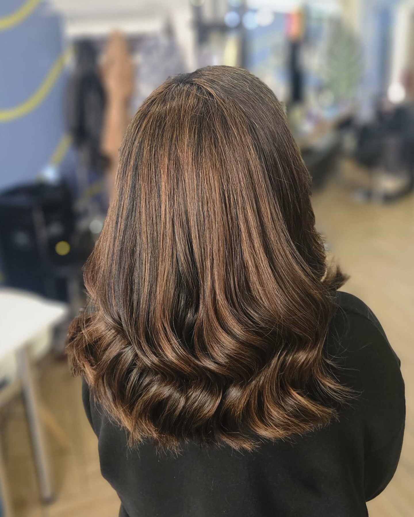 Full head foils, toner , cut and blowdry  by mollie 

&gt;&gt;&gt; swipe for the before &gt;&gt;&gt;
#loreal #ghd #nxthair #k18 #capitalgillingham #schwartzkopft #revlon #bestofbalayage #hairgoals #hairinspo #hairstyle #haircolour #hairfashion #pinea