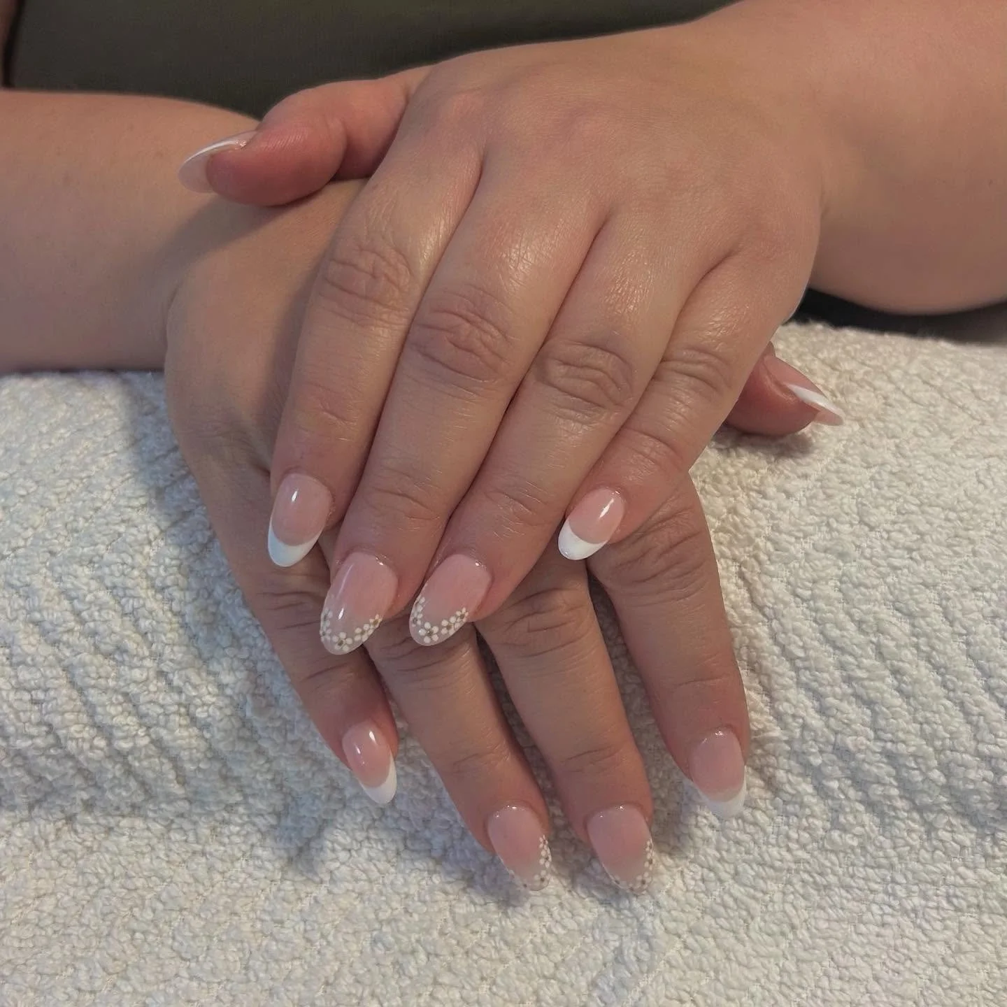 Simple, clean, and wedding-perfect. 💍✨
#WeddingNails