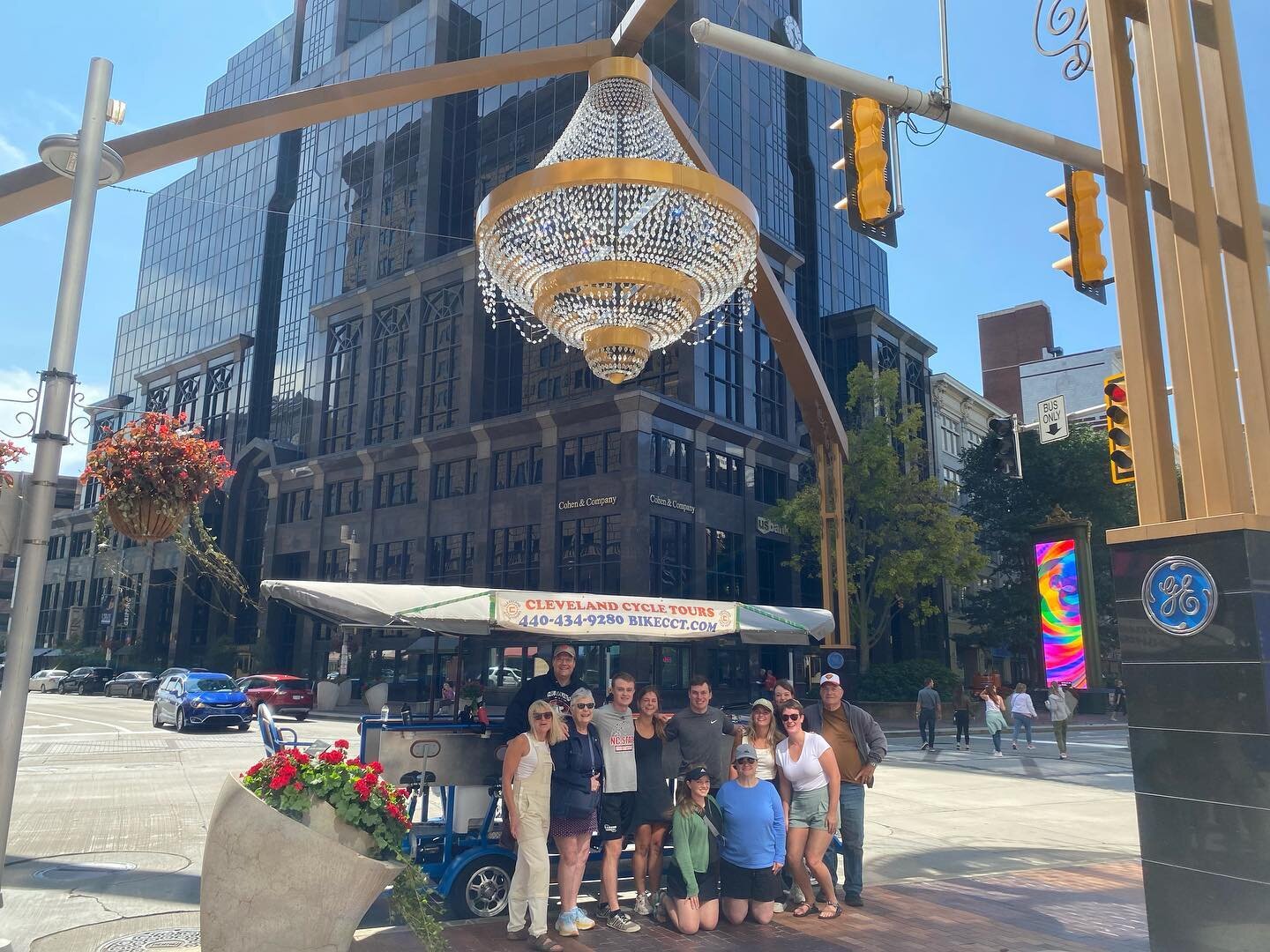 ✨HIGHLIGHTING✨our recent tour this past weekend that celebrated Grandma and Grandpa&rsquo;s 80th birthday (born 2 days apart and married over 60 years!)
.
.
This family outing made stops at the Chandelier in @psqdistrict, the breathtaking Rotunda ins