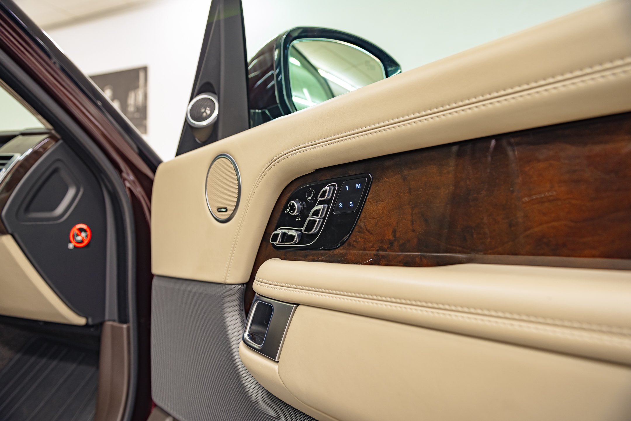 R Rover Interior-32.jpg