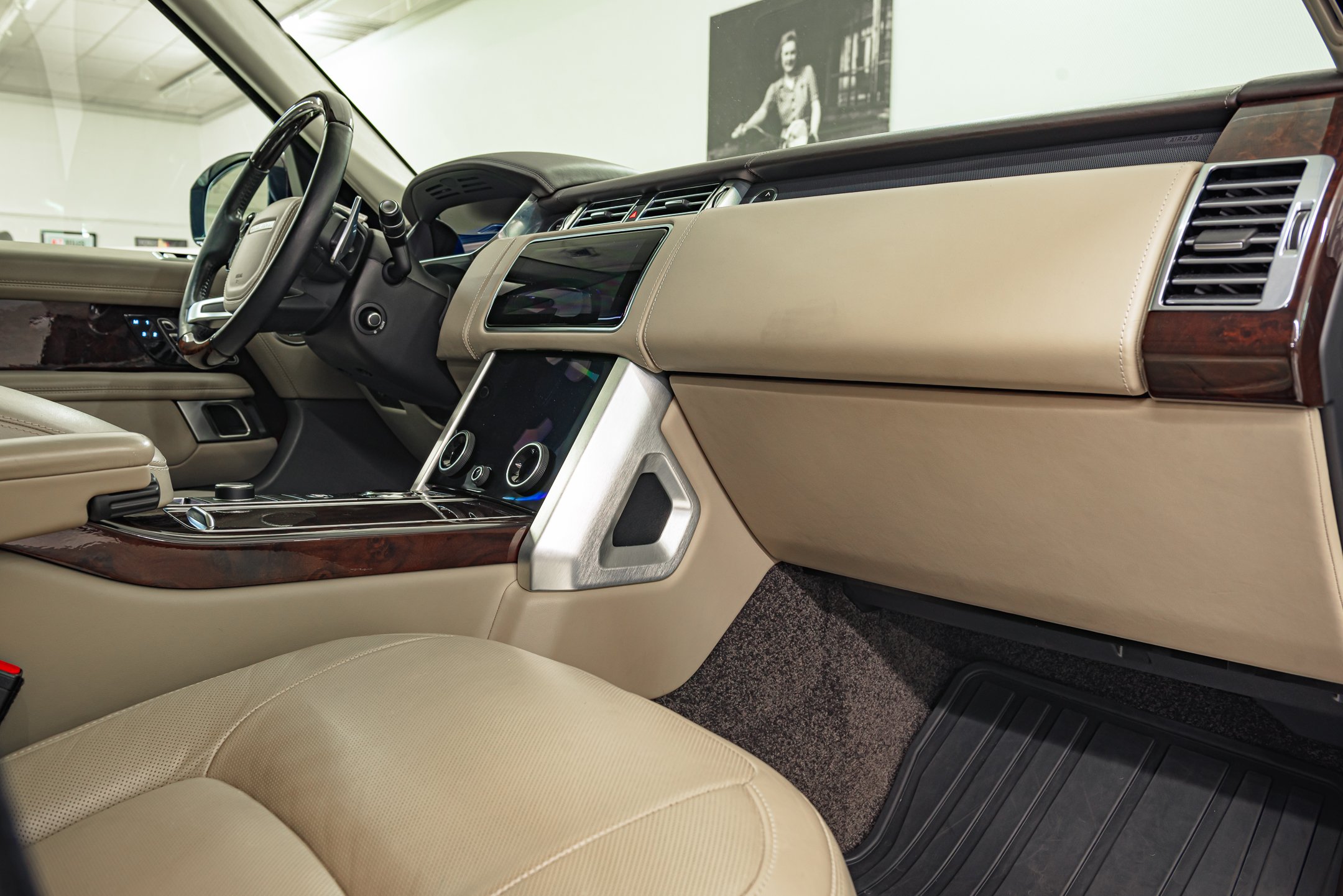 R Rover Interior-36.jpg