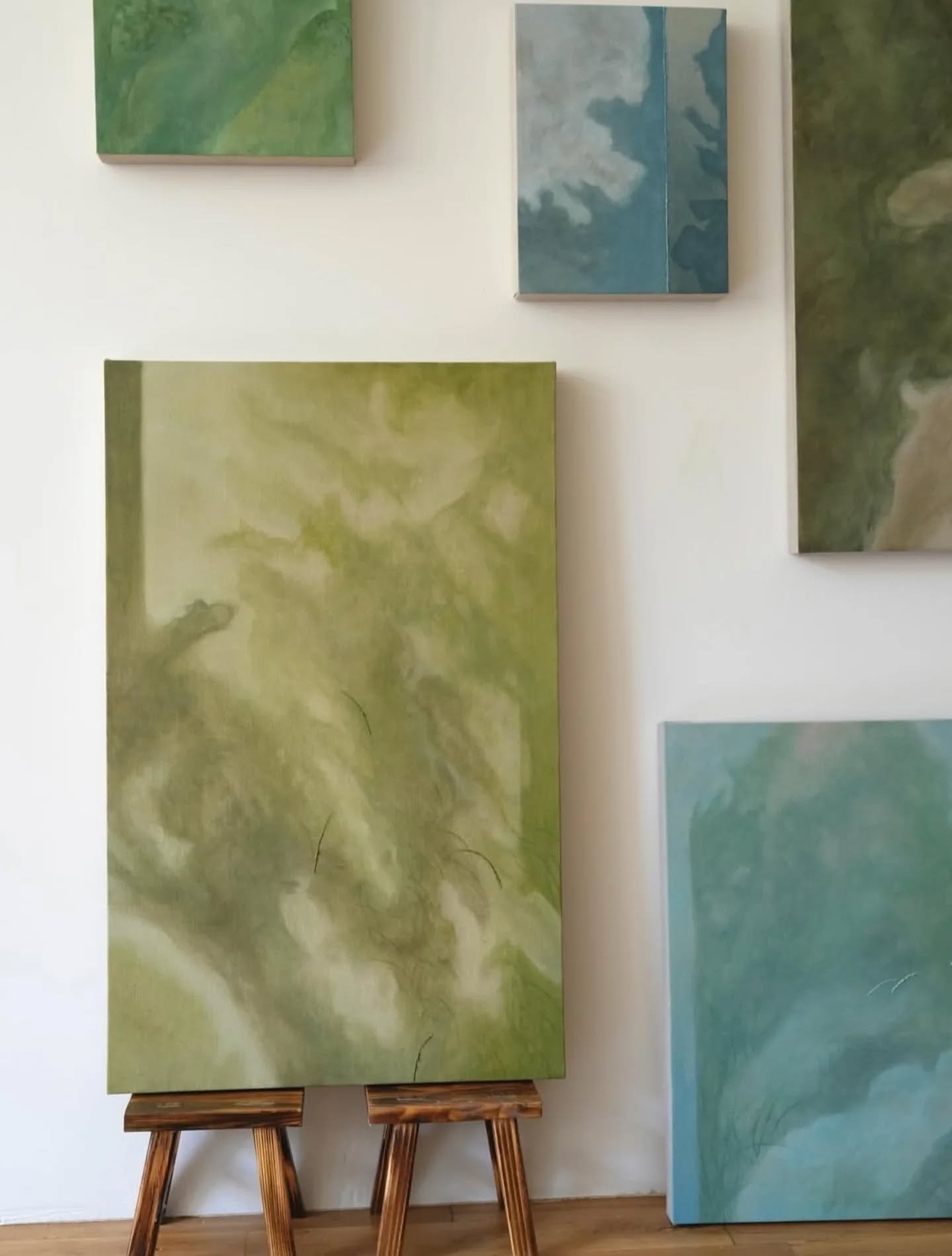 Born in Seoul, Korea and currently based in Brooklyn, NY, Kyung Kim paints memories of bodily sensations she&rsquo;s experienced while immersed in nature, in turn evoking new sensations within each viewer. 💙
@kyung__kim

#paintersofinstagram #dailya