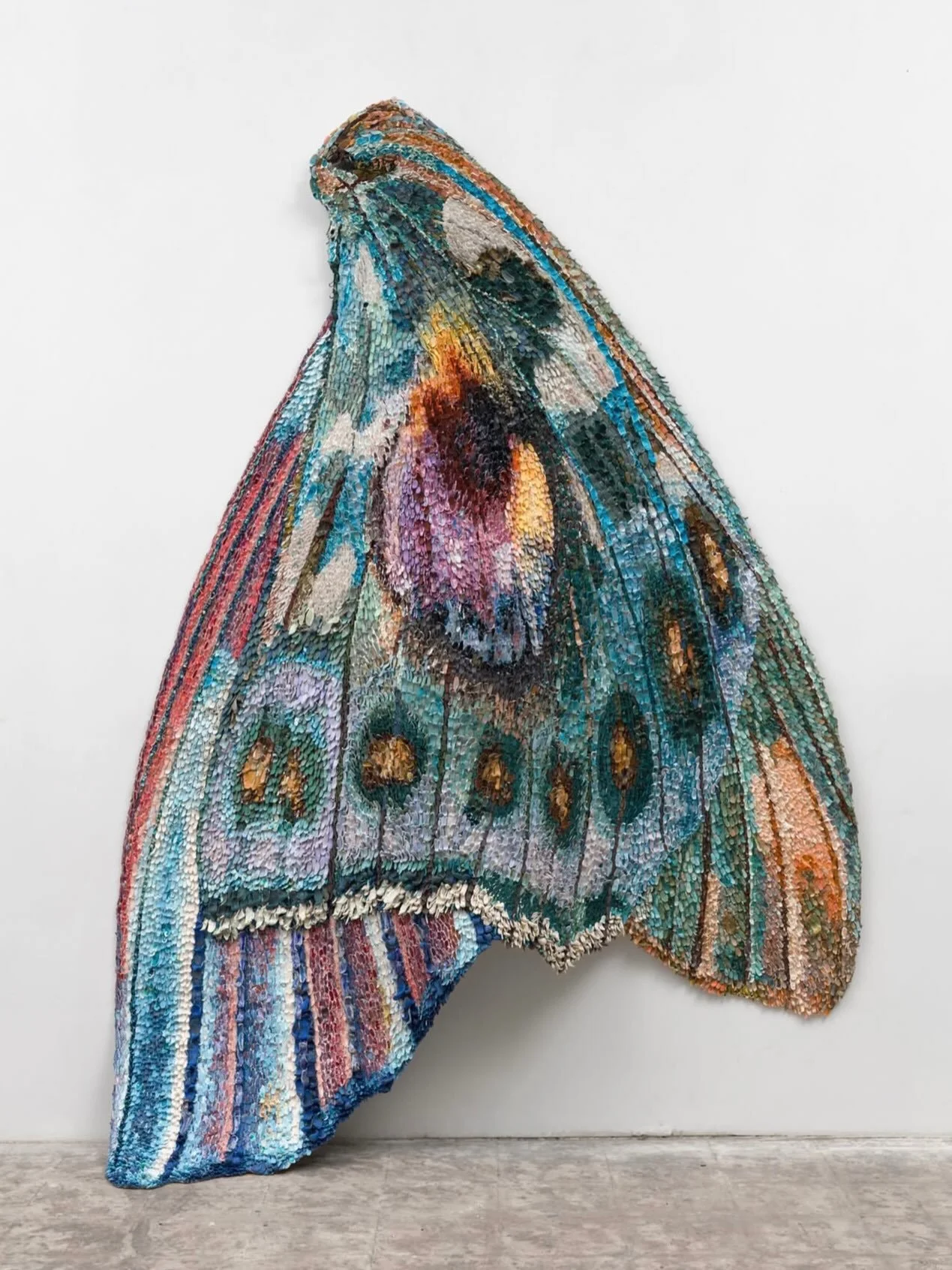 Can you believe this is made from porcelain? 🦋 Rebecca Manson transforms thousands of individually shaped and glazed ceramic pieces into monumental butterfly and moth wings that feel almost alive. Drawing inspiration from the intricate structures of