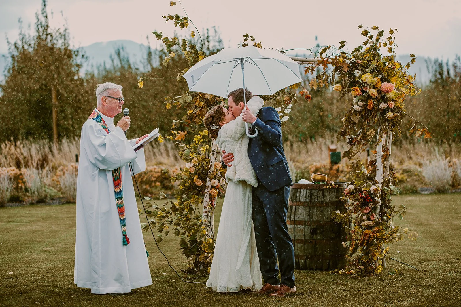 Rainy outdoor wedding ceremony in the Columbia River Gorge photographed by Jen Jones Weddings.