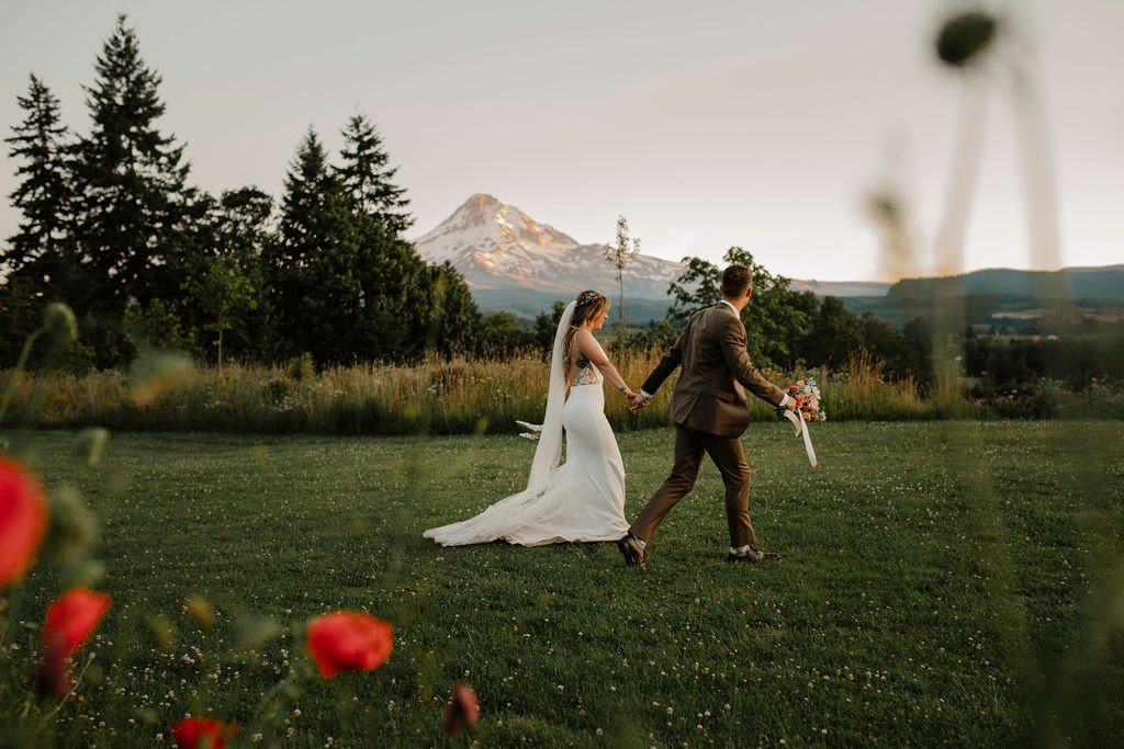 Couple at a Columbia River Gorge wedding venue, photographed by Ronny and Rene
