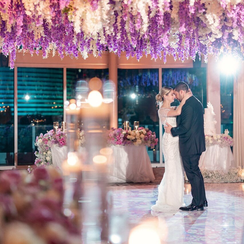 I highly recommend that you have a private first dance. Ive never seen anything more intimate and romantic 🩷 
Captured by @massonliangphoto 
Florals by @alavisheventdesign 
Floor wrap by @mpeeventgroup 
Venue @epichotel 
#weddings #firstdance #intim