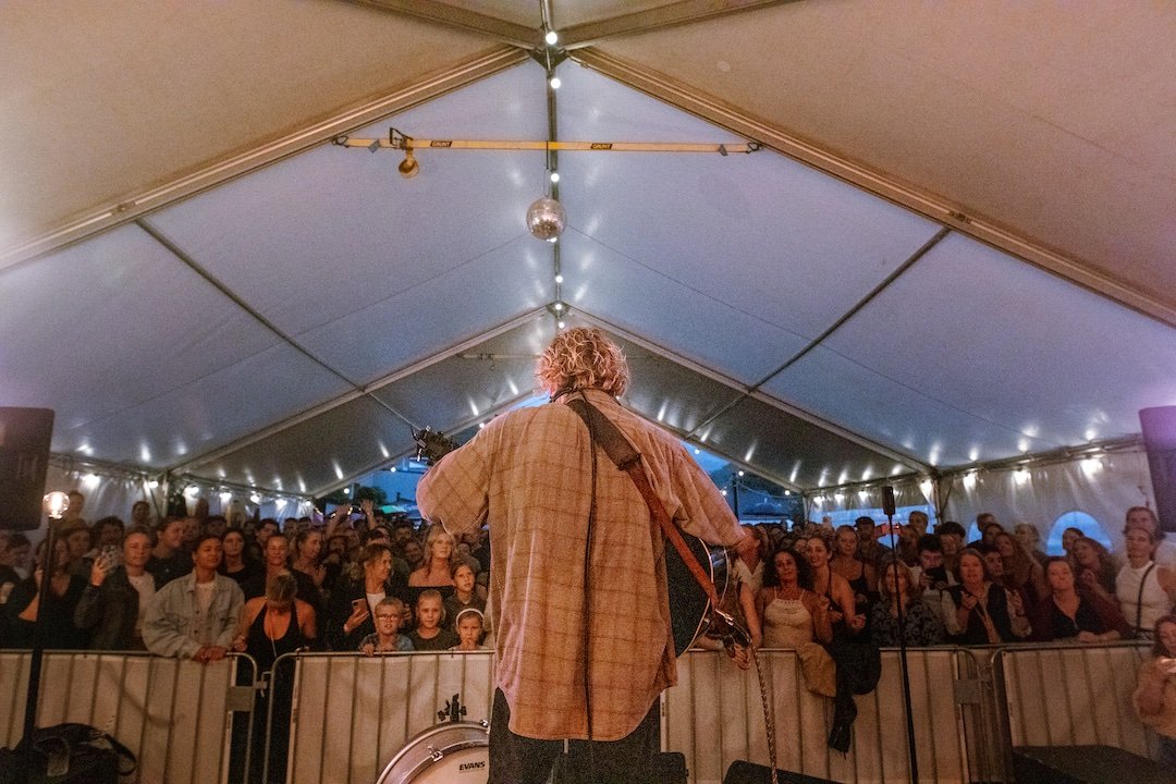 Kim Churchill playing to a large crowd
at Wombarra Bowlo