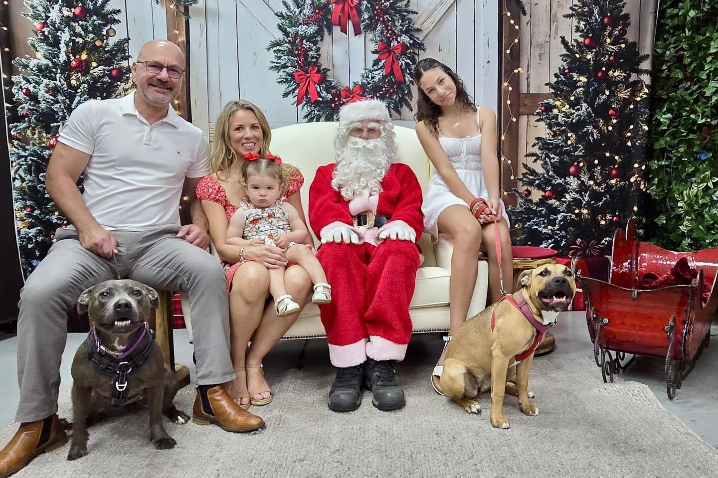 Getting everyone to smile is such a mission. 😆🎄