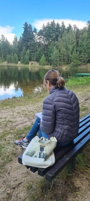 Canvas Connections artist Irina Forrester plein air on location