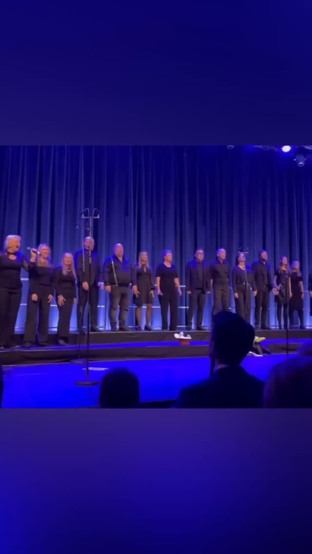 Når oppgaven er å snu publikums «klapp på én og tre» til «klapp på to og fire» 😁
#fromnowon #eventyrkonserten