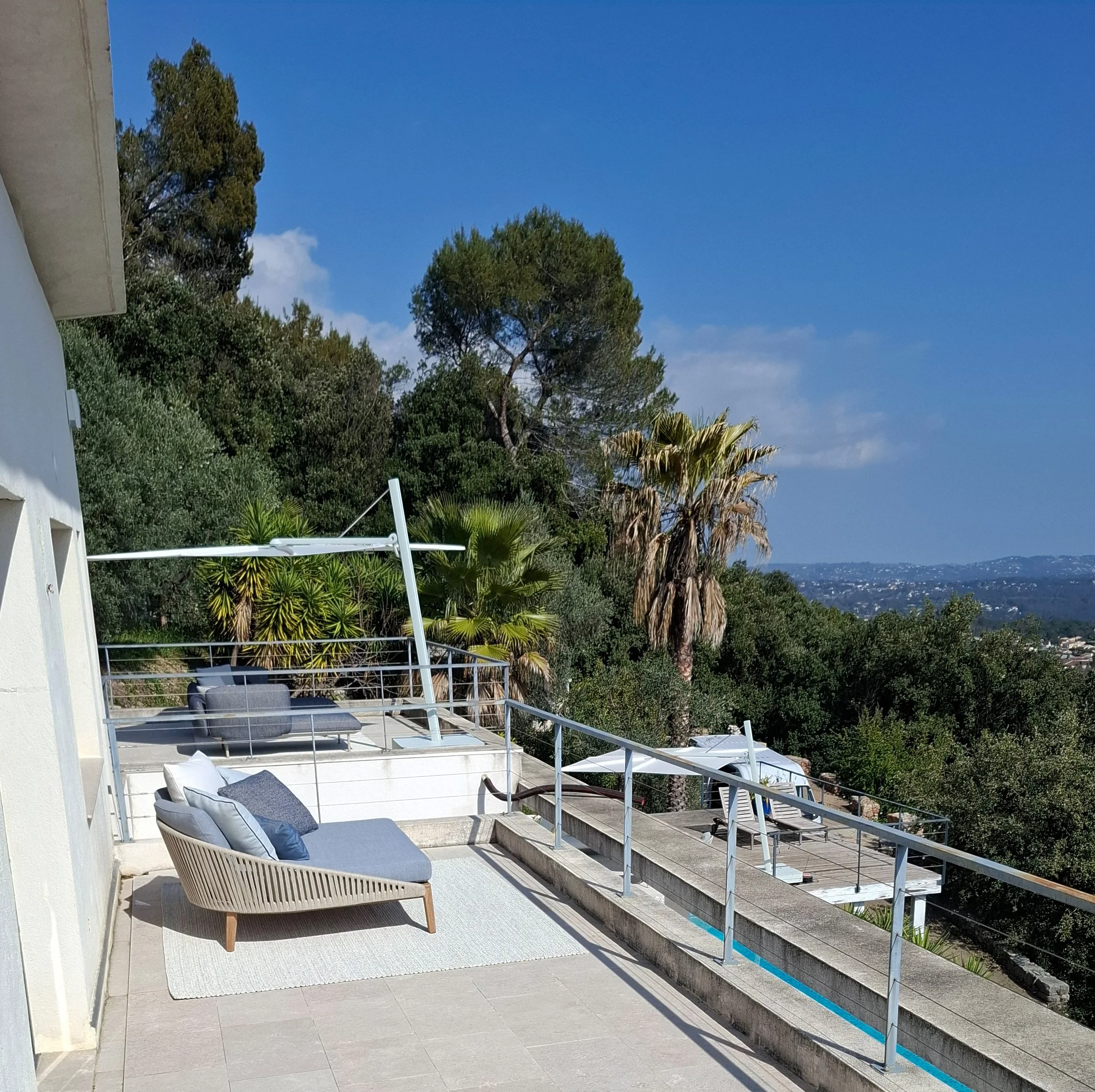Freiraum-Desing-Starnberg-Villa-mit-Ausblick-in-Südfrankreich-Cannes-tribu_2.jpg