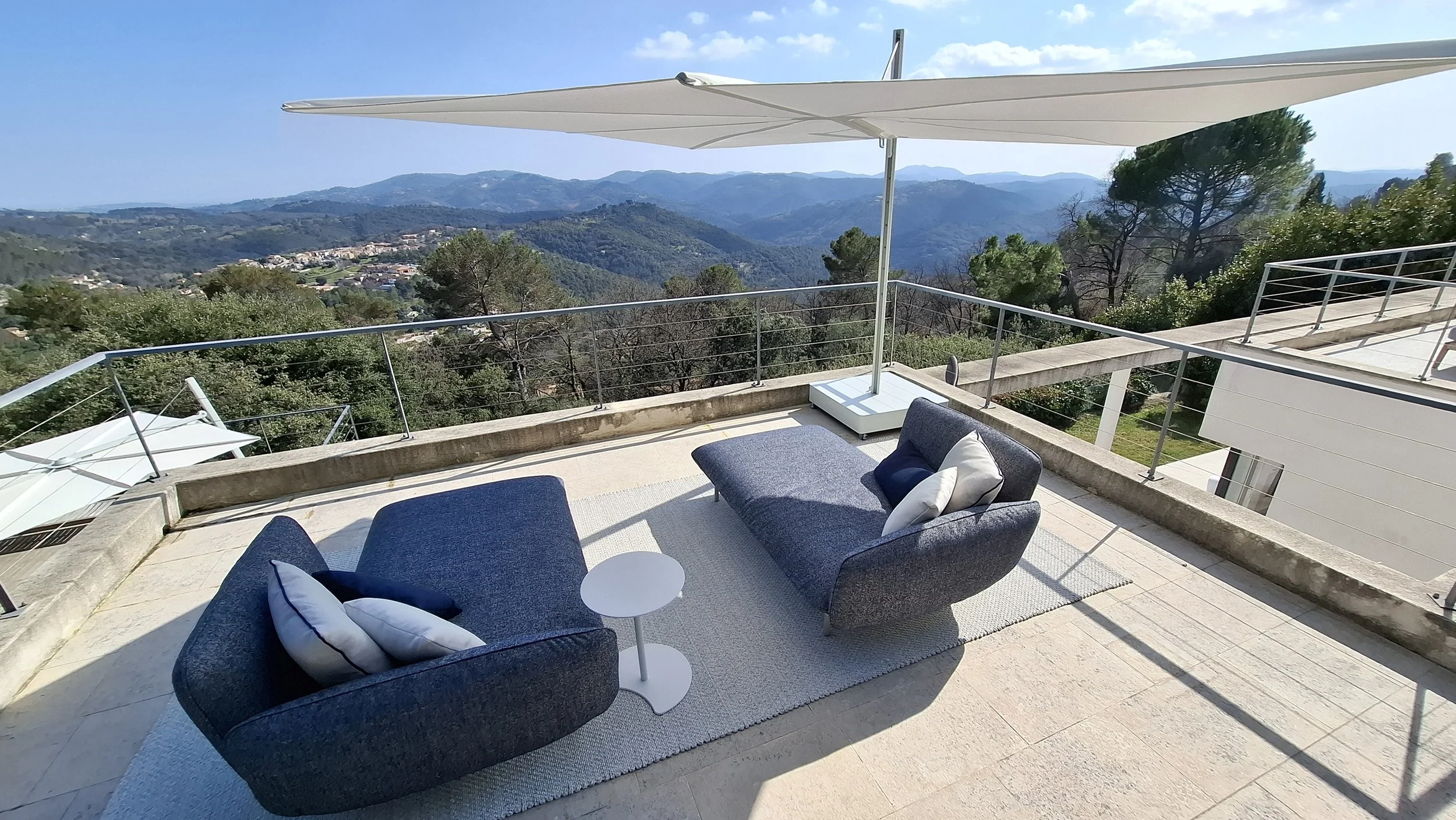 Freiraum-Desing-Starnberg-Villa-mit-Ausblick-in-Südfrankreich-Cannes-tribu_4.jpg