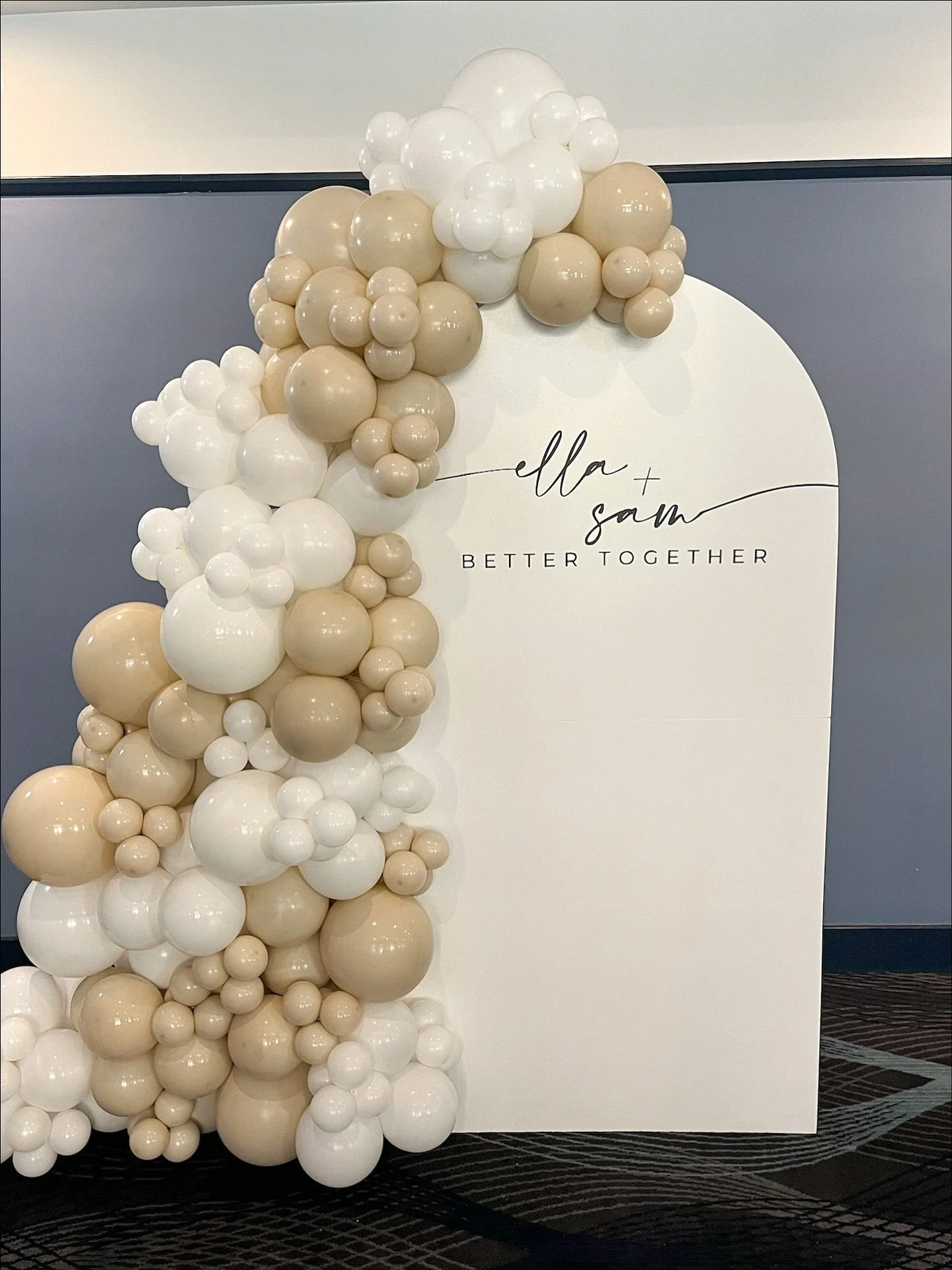 Sam &amp; Ella&rsquo;s Engagement ✨
A dreamy backdrop moment to celebrate love 💍🤍

The perfect setting for this beautiful couple to say &ldquo;we&rsquo;re engaged!&rdquo; 🥂

Piu Amore featured products:
🧡 Arch Backdrop
🧡 Custom Balloons 
🧡 Cust