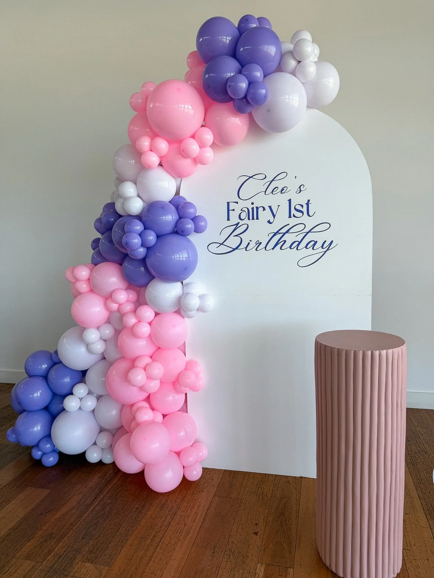 Cleo&rsquo;s Fairy First 🧚&zwj;♀️🤍
A dreamy little setup for a very special first birthday.

Pi&ugrave; Amore featured products:
🧡 Arch backdrop
🧡 Pink ribbed plinth
🧡 Custom vinyl decal
🧡 Custom balloon styling
🧡 Small jumping castle with cus