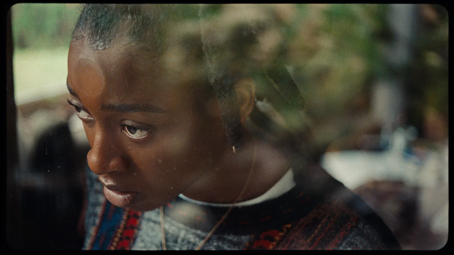 littlesimz-wepresent-iloveyouihateyou-still-8.webp