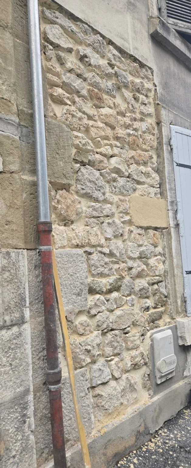 Reprise des joints d'un mur en pierre sèche