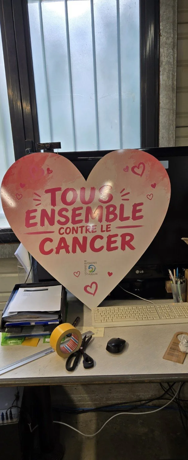 Cœur imprimé et découpé sur mesure dans du Dibond — « Tous ensemble contre le cancer ».