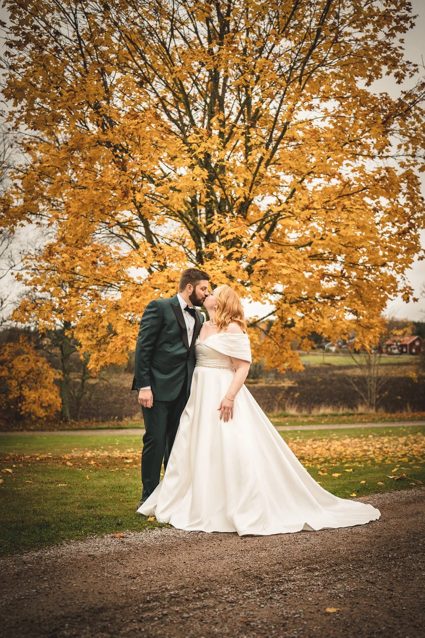 Höstbröllop i Österlövsta kyrka | Bröllopsfotograf Uppland