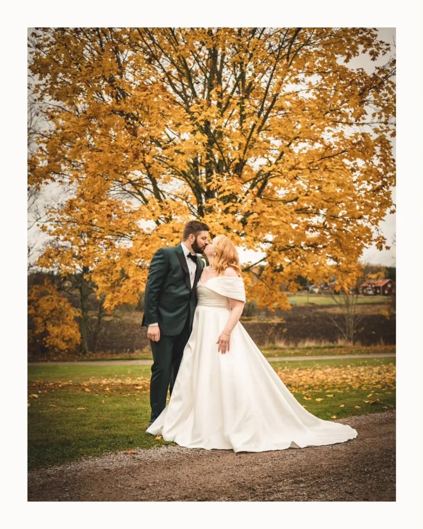 Ett riktigt h&ouml;stbr&ouml;llop i &Ouml;sterl&ouml;vsta kyrka 🍂

En varm och unik kyrkomilj&ouml; med mjukt ljus, historiska detaljer och en mittg&aring;ng i tegel som ger en fantastisk k&auml;nsla i bilderna.

Fler bilder och lite mer om kyrkan f