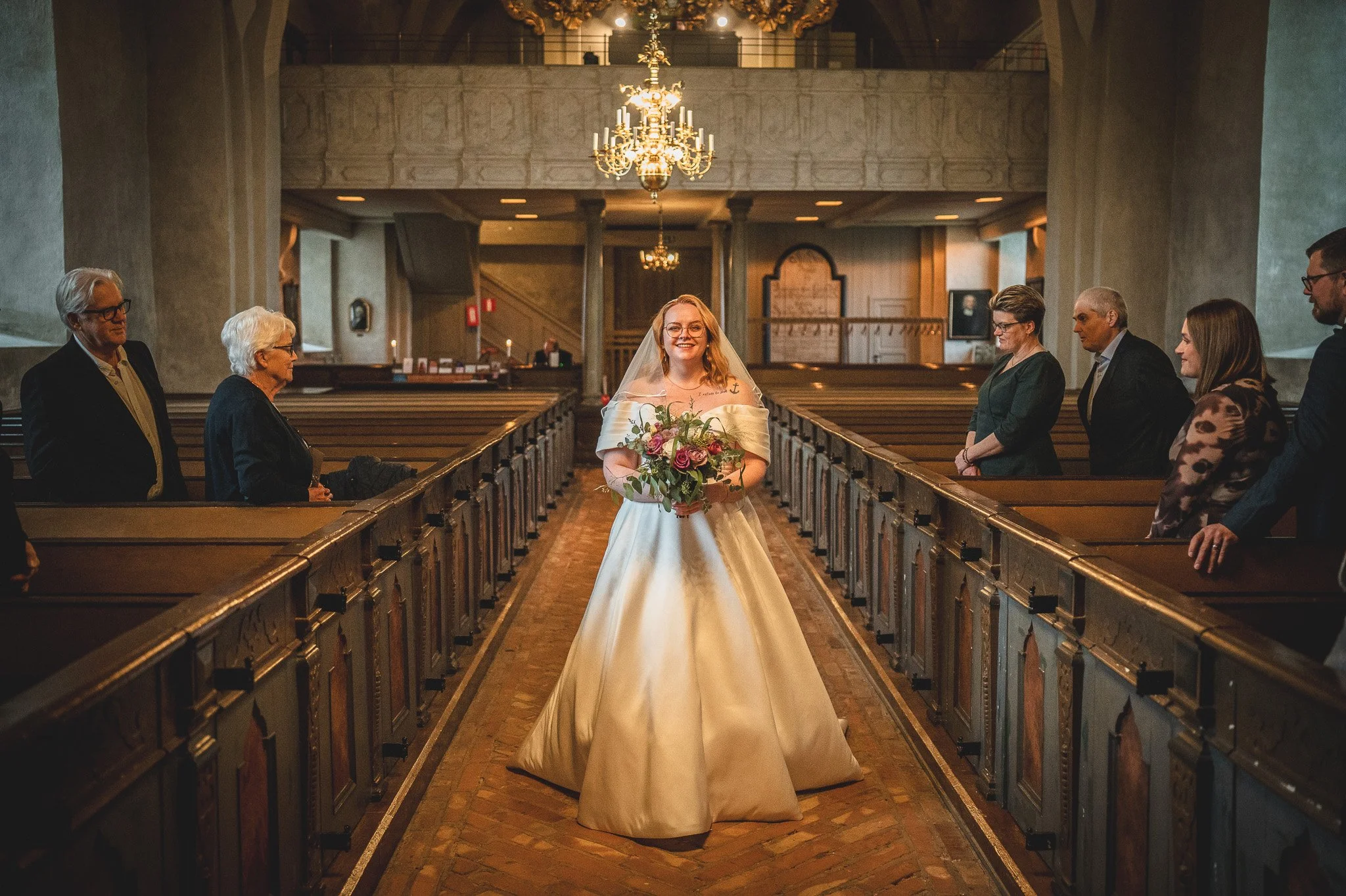 Vigsel i Österlövsta kyrka under hösten