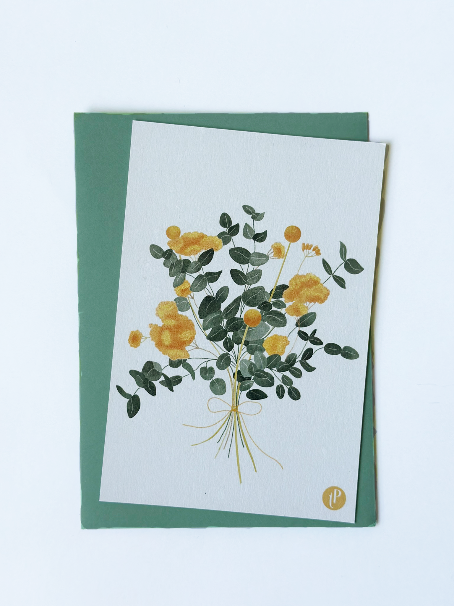 Papírové přání s vyobrazeným puget žlutého kvítí doplněného o zelené květiny v zelené obálce.