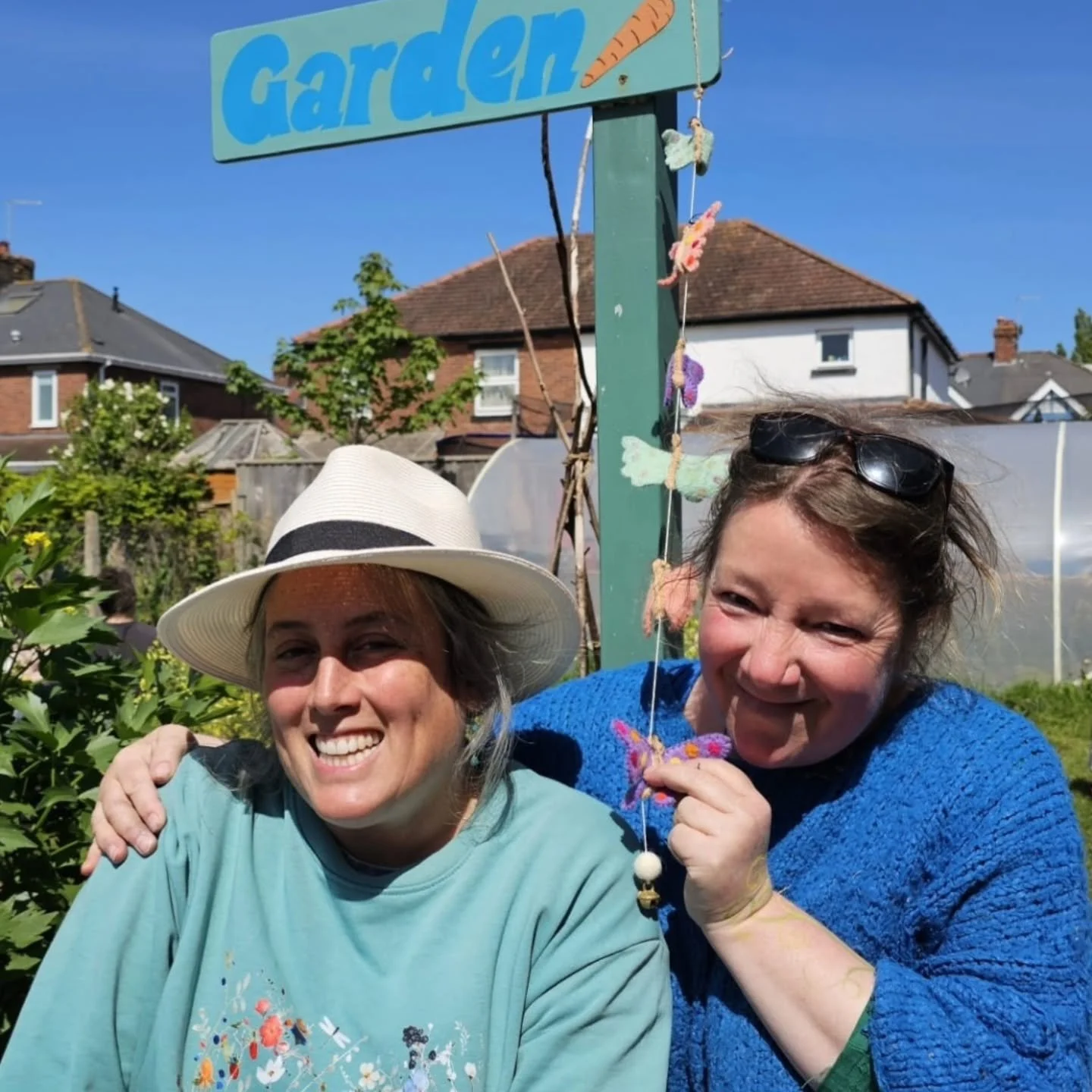 Yay, @zeromilegardens open day! 🌞 💛

Such a peaceful, happy vibe in the @theatrealibi garden outside St Thomas @librariesunlimited , where wildflowers and veggie plants went off to new homes, seeds were sown, pancakes were eaten, books were browsed