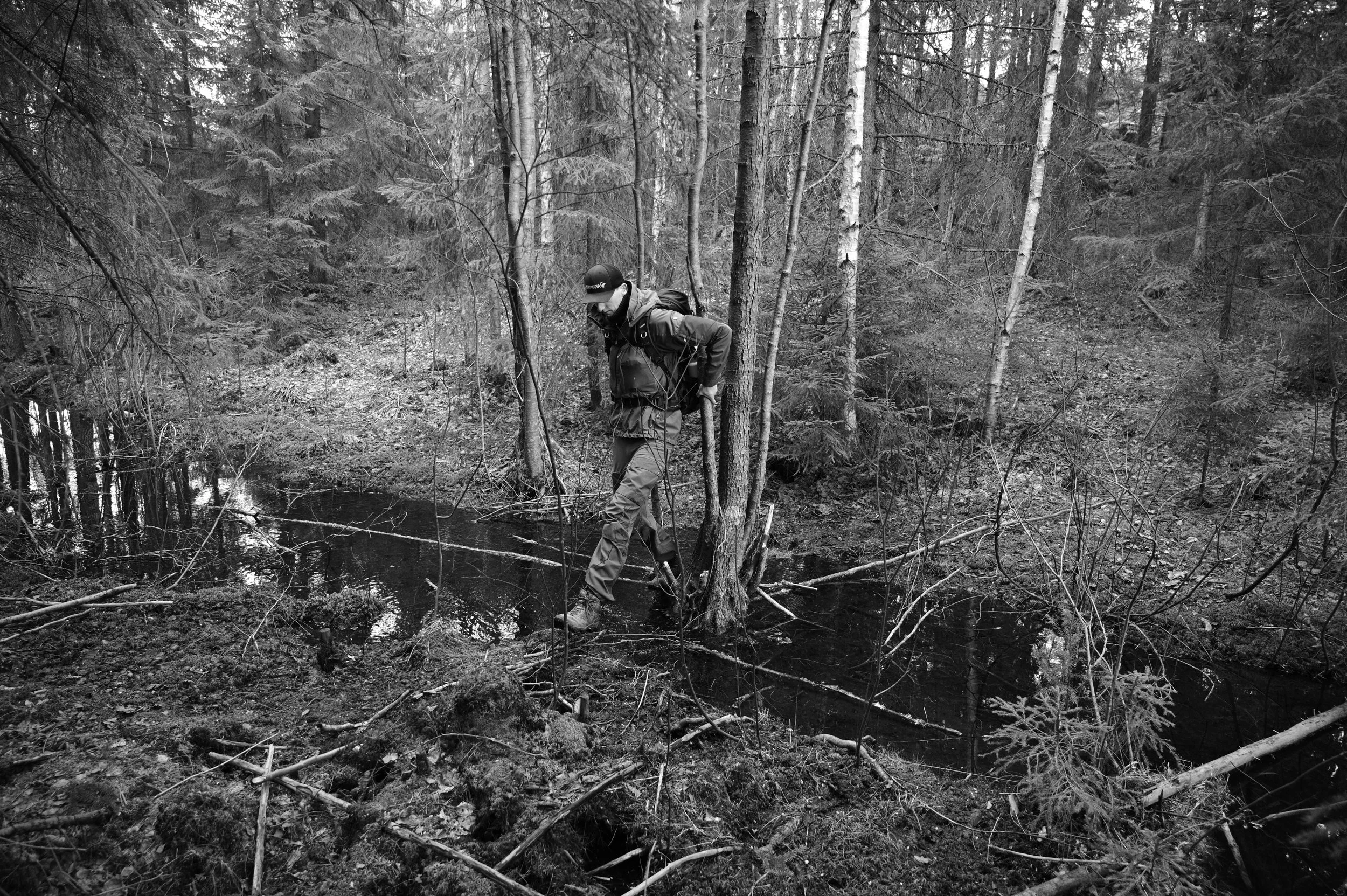 Nu hade vi kommit till vikbottnet så att säga, och då behöver man ta sig över en bäck som rinner ut från träsket.  Det går rätt så enkelt med ett raskt skutt att ta sig över. 