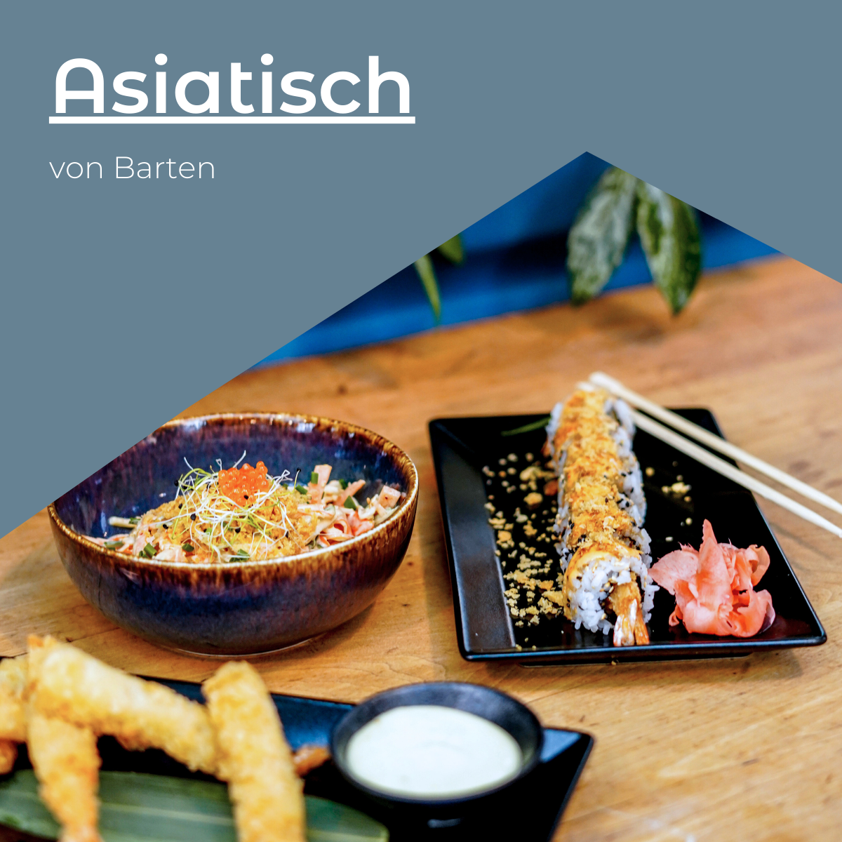 Ein Teller Sushi-Rolle mit Ingwer und Sesam, ein Salat in einer Schüssel mit Lachs und Kaviar, frittiertes Essen mit Dip, auf einem Holz Tisch.